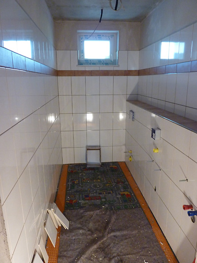 Hier in einem der WCs der 1. Mannschaft sind die Wände schon vollständig gefliest, es fehlen nur noch die Bodenfliesen.